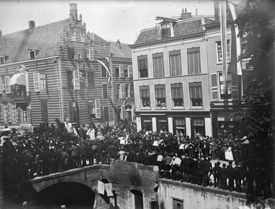 60694 Afbeelding van de drukte op de Pausdam te Utrecht tijdens, vermoedelijk, de maskerade optocht gehouden ter ...